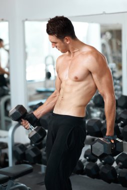 yapan erkek dumbbell pazı kas egzersizleri