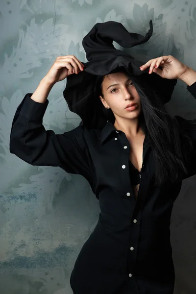 Menina em um traje de bruxa sexy looks — Fotografia de Stock