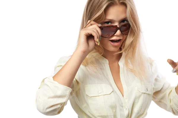 Girl in a yellow shirt corrects sunglasses — Stock Photo, Image