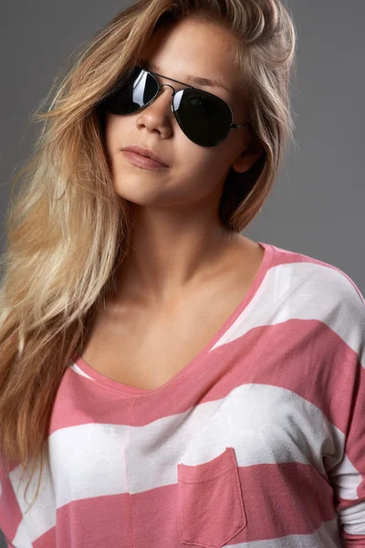 Hermosa chica en gafas de sol —  Fotos de Stock