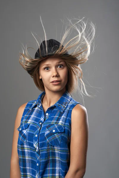 驚きの帽子と彼女の髪をなびく女の子 — ストック写真