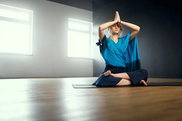 Yogi woman meditate with namaste mudra. Yoga practice in the studio. — Stock Photo, Image