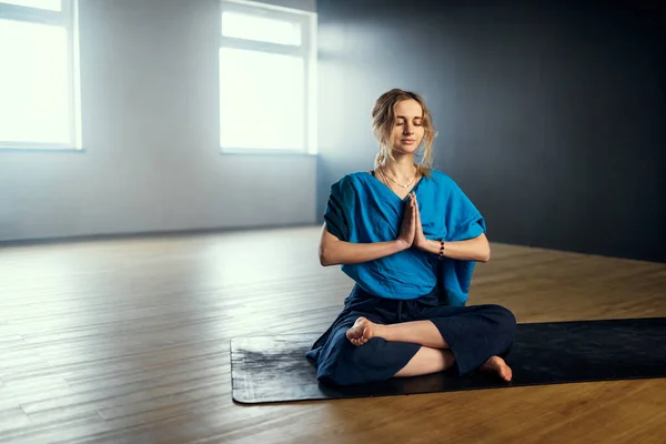 Woman doing pranayama with namaste mudra. Yoga practice in the studio. — Stock Photo, Image