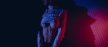 Mavi ışık çizgisel desenli seksi kadın vücudu. Projektörlü çıplak fotoshoot.