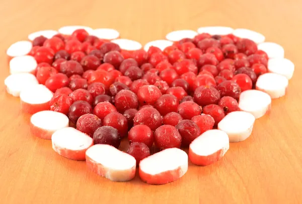 Сranberries,frozen cranberries are laid out in the form of heart close-up — Stock Photo, Image