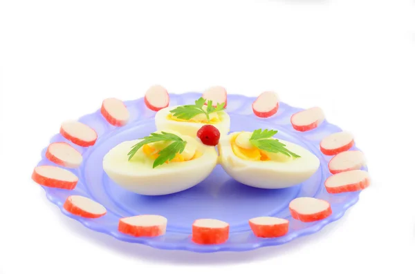 パセリ、クランベリー、蟹カマで飾られた卵、醤油、ゆで卵の調理 — ストック写真