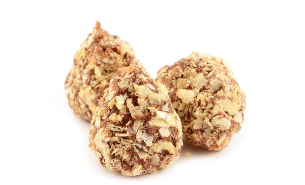 yalıtılmış bir beyaz zemin üzerine trüf çikolata yakın çekim