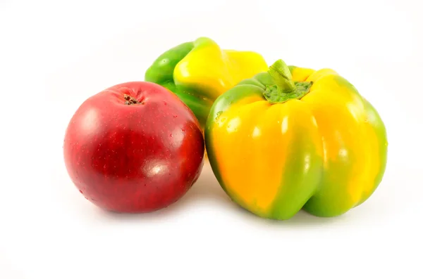 Maçã e pimentas, maçã vermelha madura e pimentão amarelo-verde close-up no fundo branco — Fotografia de Stock