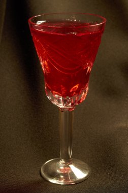 wineglass.Crystal cam siyah bir arka plan üzerinde kırmızı şarap ile dolu.