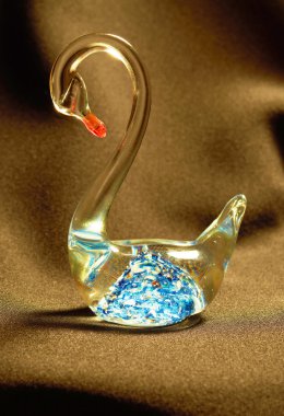 Swan.Figurine cam kuğu parlak mavi desenli siyah bir arka plan