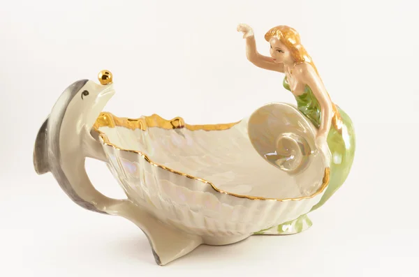 イルカと白い背景に人魚の形で figurine.ceramic 置物 — ストック写真