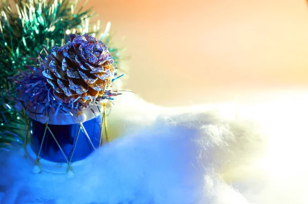 人工的なクリスマス ツリーの枝にドラムの円錐形の松の形でクリスマス toy.glass クリスマス グッズ ストックフォト