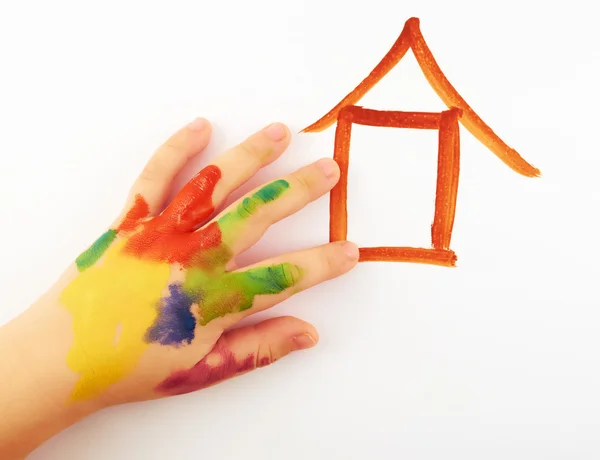 Child.A küçük çocuğun el boyalar berabere bir lodge kirli.