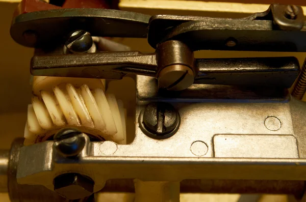 Detail elektrický šicí stroj Mechanism.metal těla — Stock fotografie
