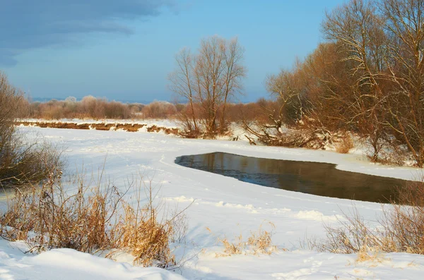 Río cubierto de nieve invierno mañana helada —  Fotos de Stock