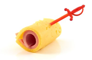 Beyaz bir arka plan üzerinde snack.Sausage ve peynir haddelenmiş rulo