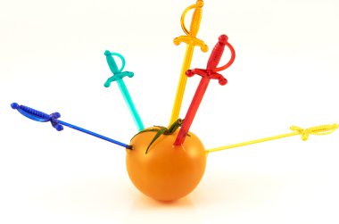 beyaz zemin üzerinde sulu olgun sarı domates