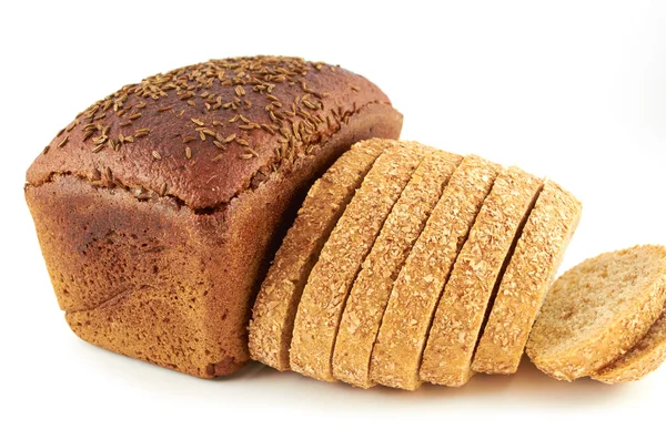 Bread.a καρβέλι ψωμιού σίκαλης ολοκληρώνεται με κόλιανδρο και φέτες ψωμί ολικής αλέσεως με πίτουρο — Φωτογραφία Αρχείου