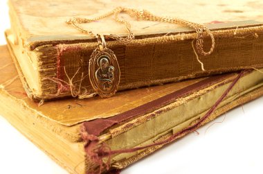 Antik books.gold Zincir kolye bakire bir arka plan ile eski kitaplar hırpalanmış