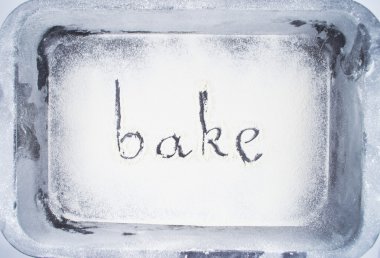 fırın tepsisinin üzerine serpilir un tarafından el ile yapılan flour.inscription