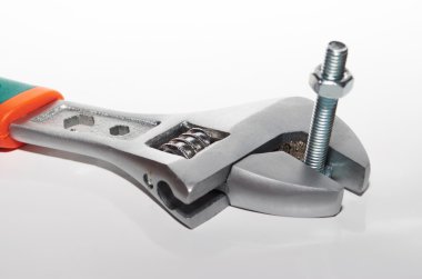 İngiliz anahtarı ve metal cıvata ve nut.steel anahtarı tutan metal cıvata ve somun
