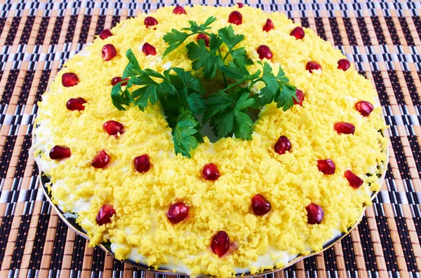 haşlanmış yumurta, krema sos ve nar taneleri bir plaka üzerinde Salad.Salad