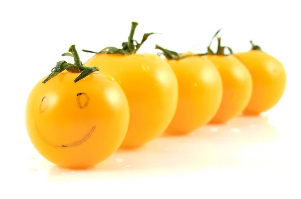 Tomate amarelo Suculento tomate amarelo maduro em gotas de água sobre um fundo branco — Fotografia de Stock