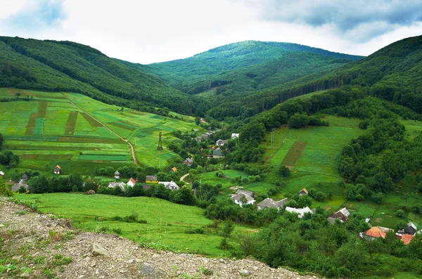 Het dorp ligt in de bergen — Stockfoto
