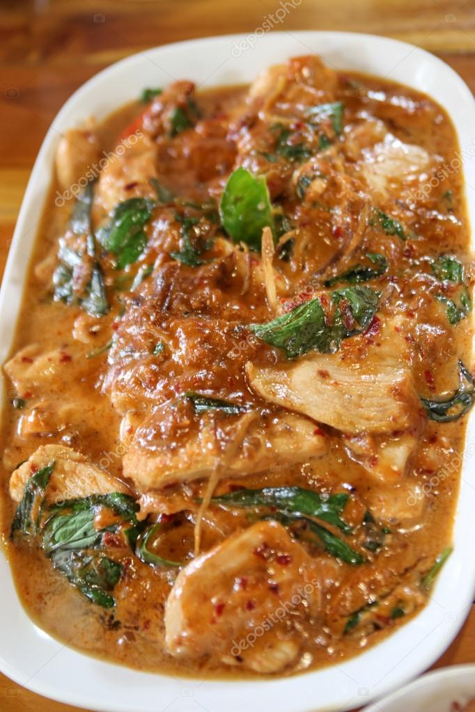 Butter chicken curry with basmati rice and limes. — Stock Photo © thailandonly 33170925