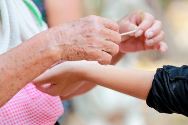 bilek ile tören iplik bağlama