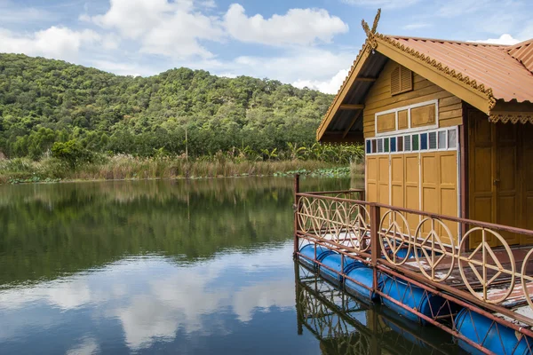 Huset på flotten i sjön — Stockfoto