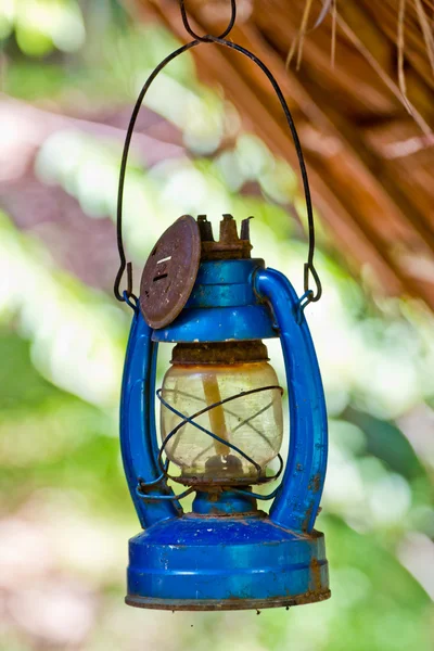 Vue en perspective de lanternes d'orage suspendues à un contrepoids en bois — Photo
