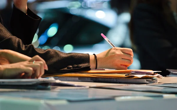 Zakenvrouw schrijven met pen — Stockfoto