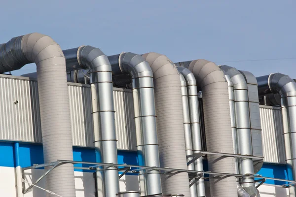 Ventilatie buizen van een lucht-conditionon een dak. — Stockfoto