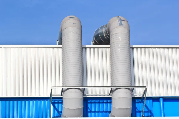 Equipos, cables y tuberías que se encuentran en el interior de la energía industrial — Foto de Stock