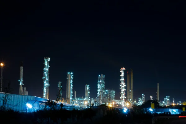 Usina de refinaria de óleo com gerador de energia em chalburi tailândia — Fotografia de Stock