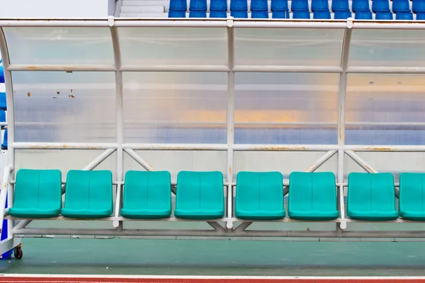 Trenér a rezervní lavičky v fotbalové hřiště — Stock fotografie