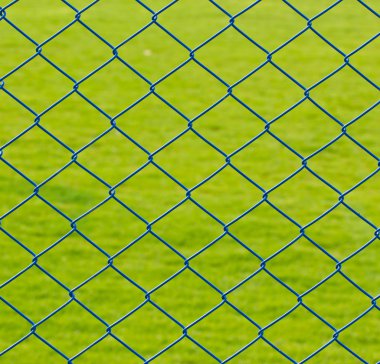 metal Kafes Tel örgü ile çim arka plan