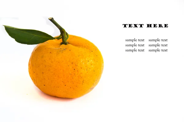 Dojrzała pomarańcza izolowana na białym tle — Zdjęcie stockowe