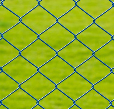 metal Kafes Tel örgü ile çim arka plan