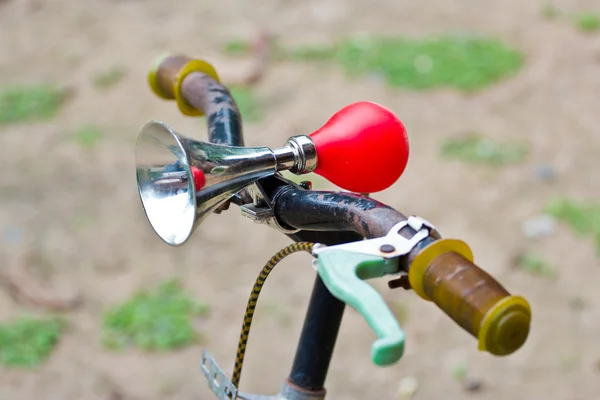 Oldtimer-Hupe mit Gummibirne am Fahrrad — Stockfoto