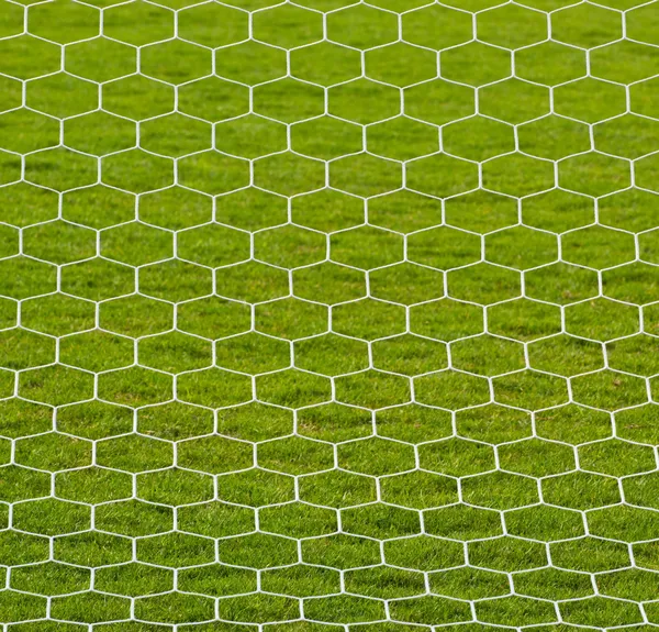 Bramka detal netto z zielonej trawie rozmycie w tle sportowych c — Zdjęcie stockowe