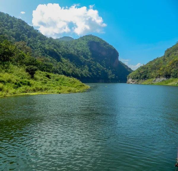 Krásný výhled na horské řeky v věčný student Thajsko — Stock fotografie