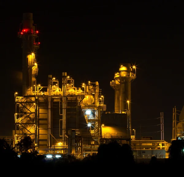 Usina de refinaria de óleo com gerador de energia em chalburi tailândia — Fotografia de Stock