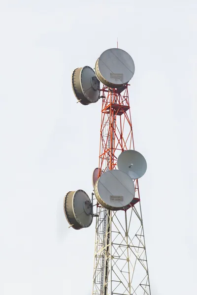 Menara telekomunikasi dengan banyak piring satelit — Stok Foto