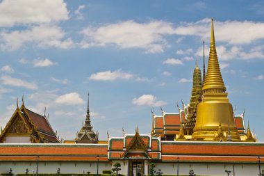 Zümrüt Tayland Tapınağı'nda altın pagoda Buda