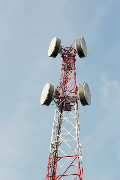 Menara telekomunikasi dengan banyak piring satelit — Stok Foto