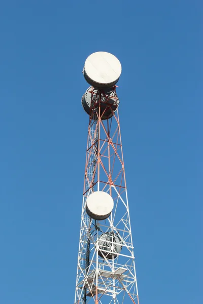 电信塔与许多碟形卫星天线 — 图库照片