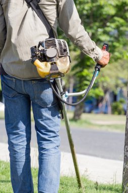 bir adam çim biçme