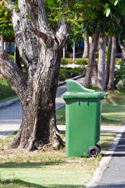 Parktaki çöp kutusu